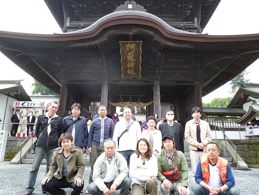 阿蘇神社前にて