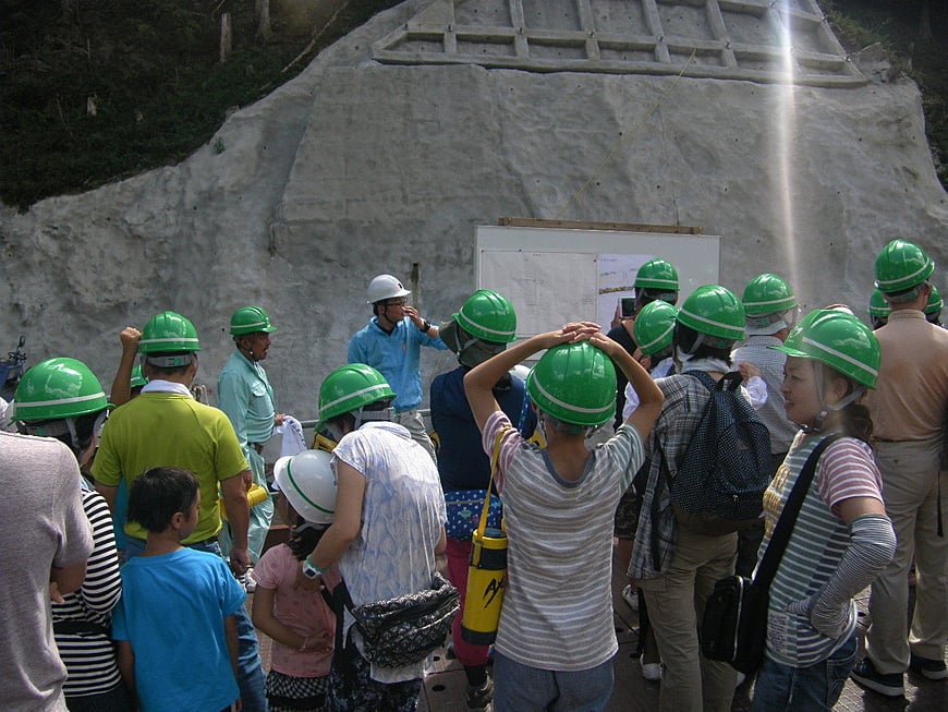 親子で見て学ぶ工事現場見学と川遊びin五條市大塔