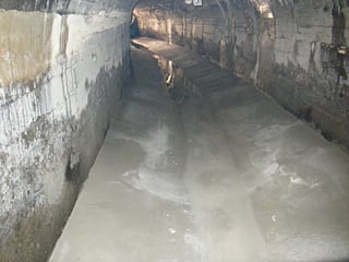 導水路トンネル底部